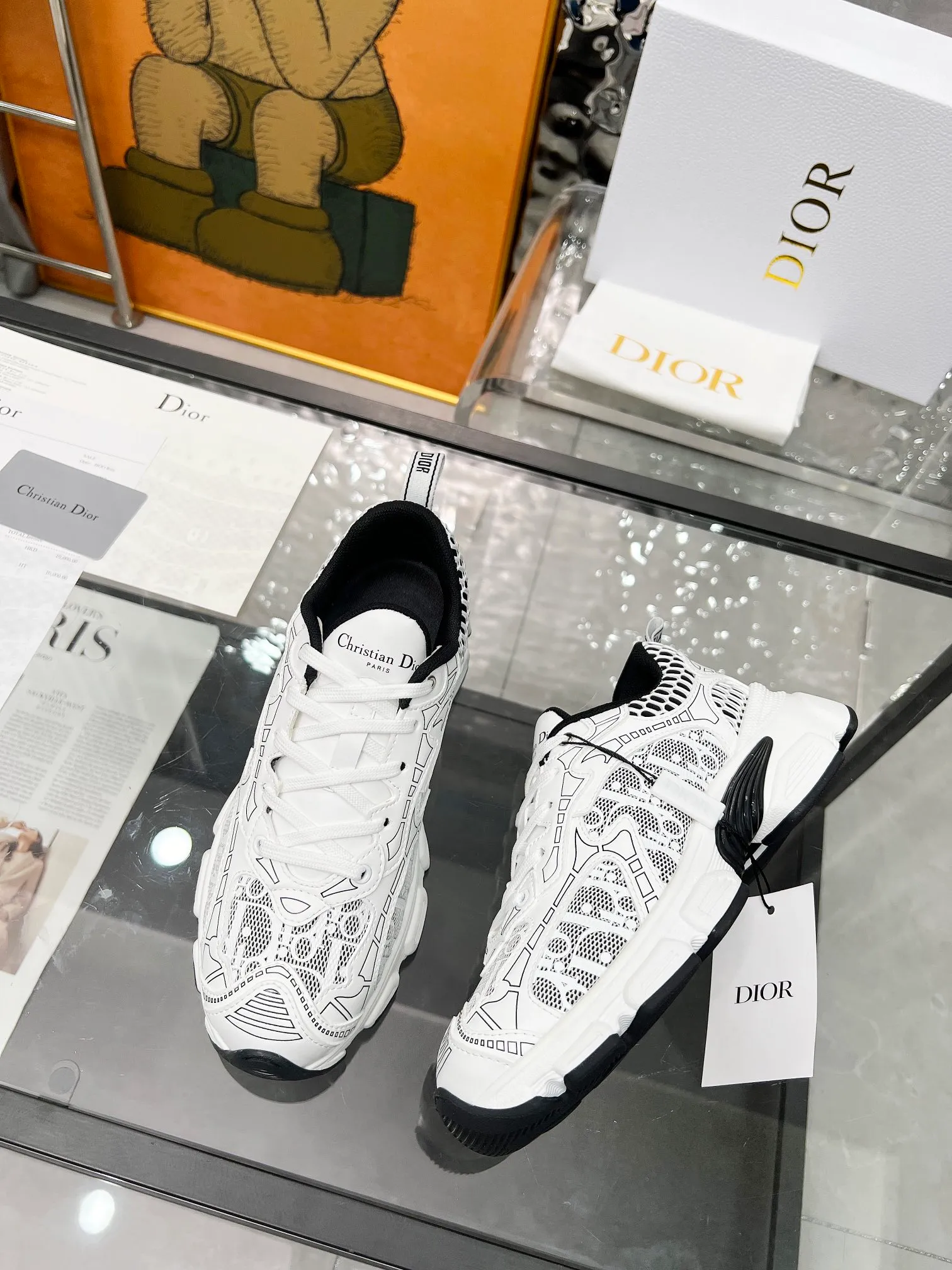 P560🐮🐮The official website of Dijia's new colors has been updated simultaneously [Celebration] This Dior Vibe sneaker incorporates Dior's high-end spirit and reinterprets classic running shoes. White mesh fabric features an Oblique print and is paired with laminated leather-effect panels in gold and silver tones for a contrasting look. It is further embellished with classic details such as 3D effect details, the lucky star symbol on the rear, and the logo on the tongue and rear pull tab. The lightweight sole is embellished with gray stars, complementing a variety of casual or elegant pieces for a modern look. Size: Women’s size 35-41 (35/42 can be customized) Men’s size 40-46 (39/46 can be customized)
